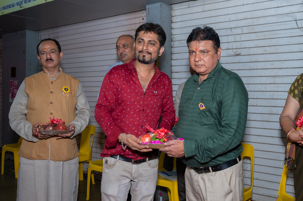 Donate Life and Surat City Ganesh Utsav Committee honored Family Members of organ donor Late Bipinbhai K. Desai by inviting at VIP High Street Shopping Arcade, Vesu, Surat as guest & performing aarti by them.
